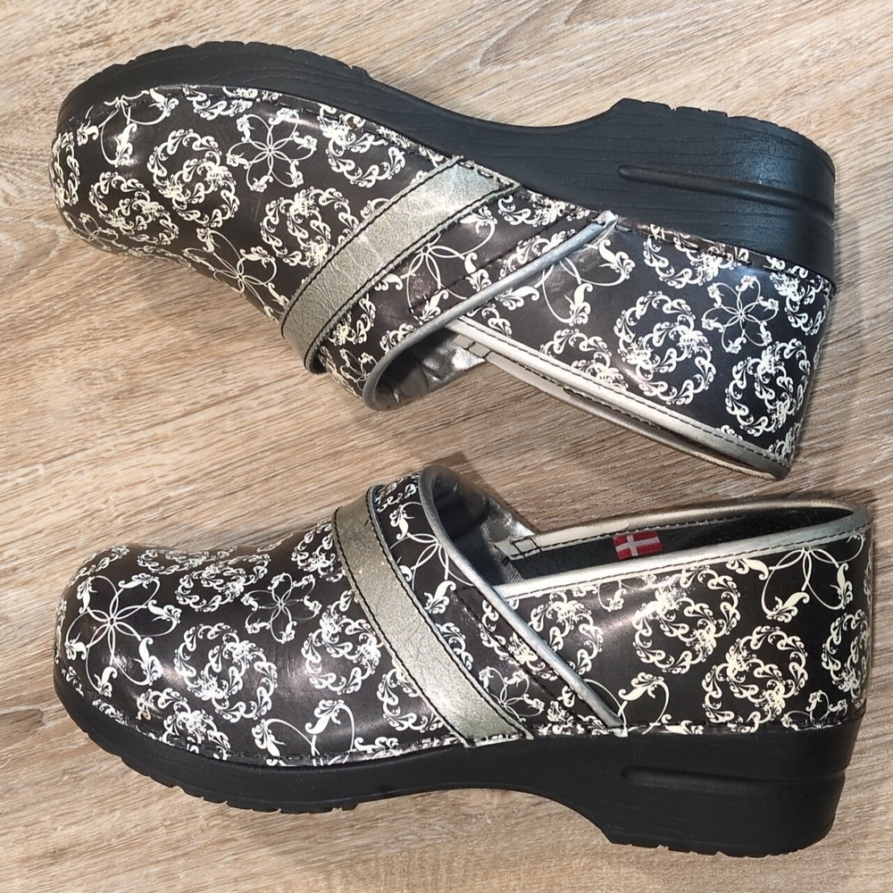Sanita Black and ⚫🔲 White with Floral Design Clogs Women's size 42 Euro (12 US) - Picture 7 of 12